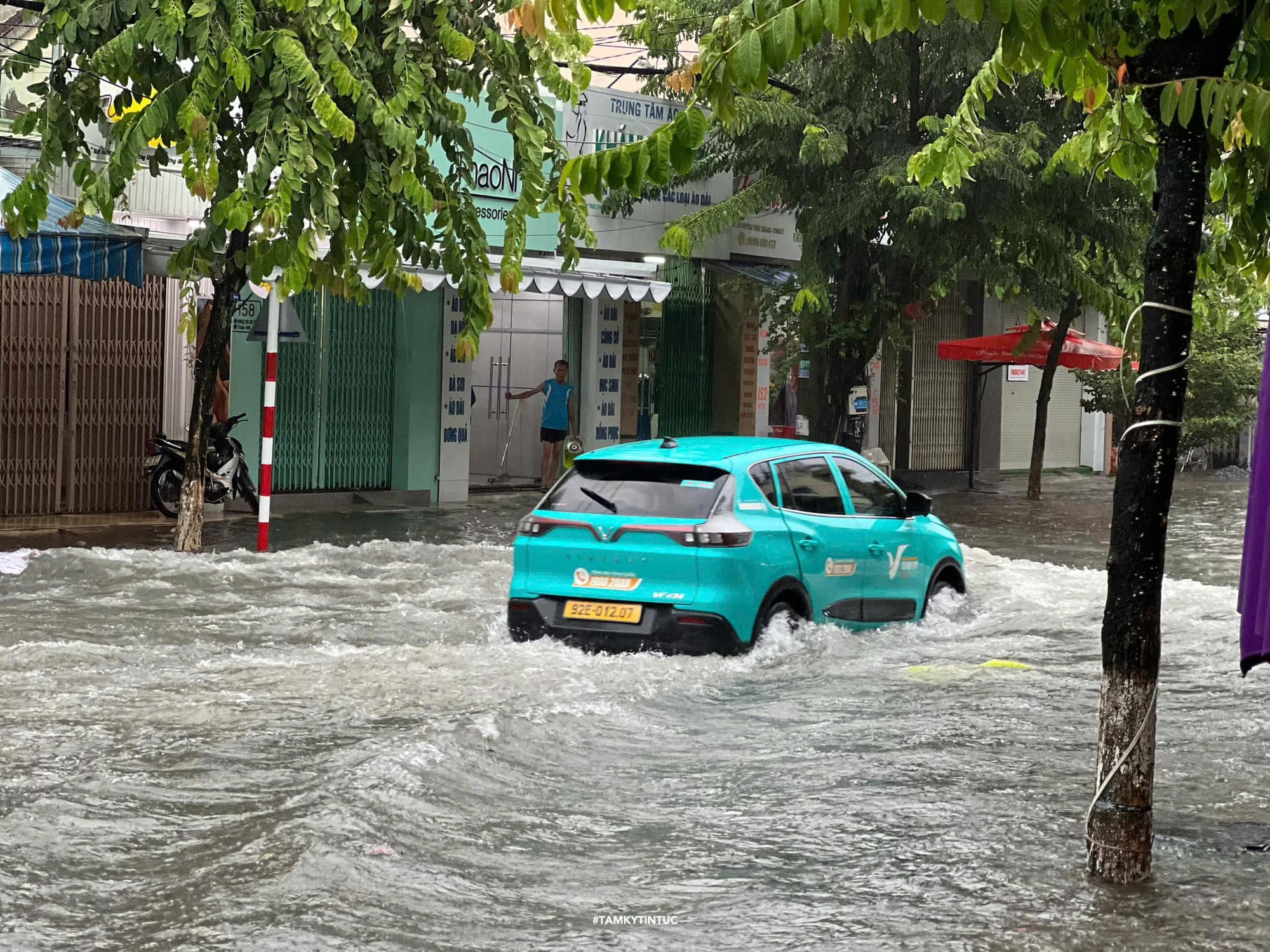 Áp thấp nhiệt đới sắp thành bão số 4: Miền Trung mưa trắng trời, nhà dân tốc mái do dông lốc- Ảnh 7. Áp thấp nhiệt đới sắp thành bão số 4: Miền Trung mưa trắng trời, nhà dân tốc mái do dông lốc- Ảnh 7.
