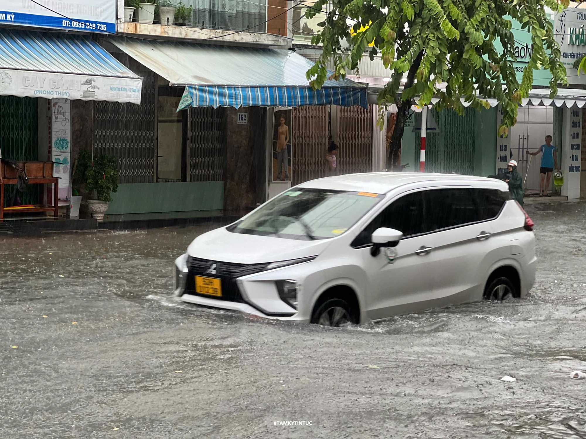 Áp thấp nhiệt đới sắp thành bão số 4: Miền Trung mưa trắng trời, nhà dân tốc mái do dông lốc- Ảnh 6. Áp thấp nhiệt đới sắp thành bão số 4: Miền Trung mưa trắng trời, nhà dân tốc mái do dông lốc- Ảnh 6.