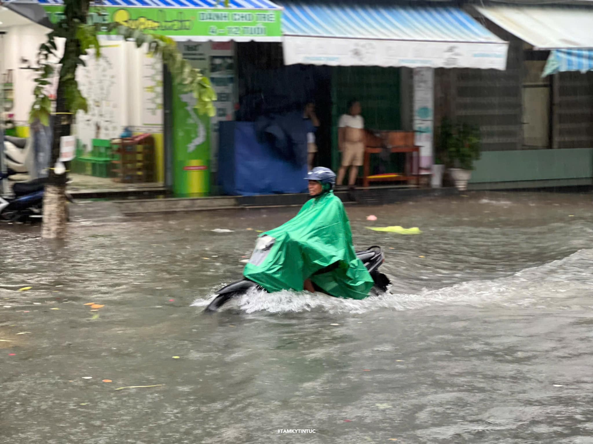 Áp thấp nhiệt đới sắp thành bão số 4: Miền Trung mưa trắng trời, nhà dân tốc mái do dông lốc- Ảnh 5. Áp thấp nhiệt đới sắp thành bão số 4: Miền Trung mưa trắng trời, nhà dân tốc mái do dông lốc- Ảnh 5.