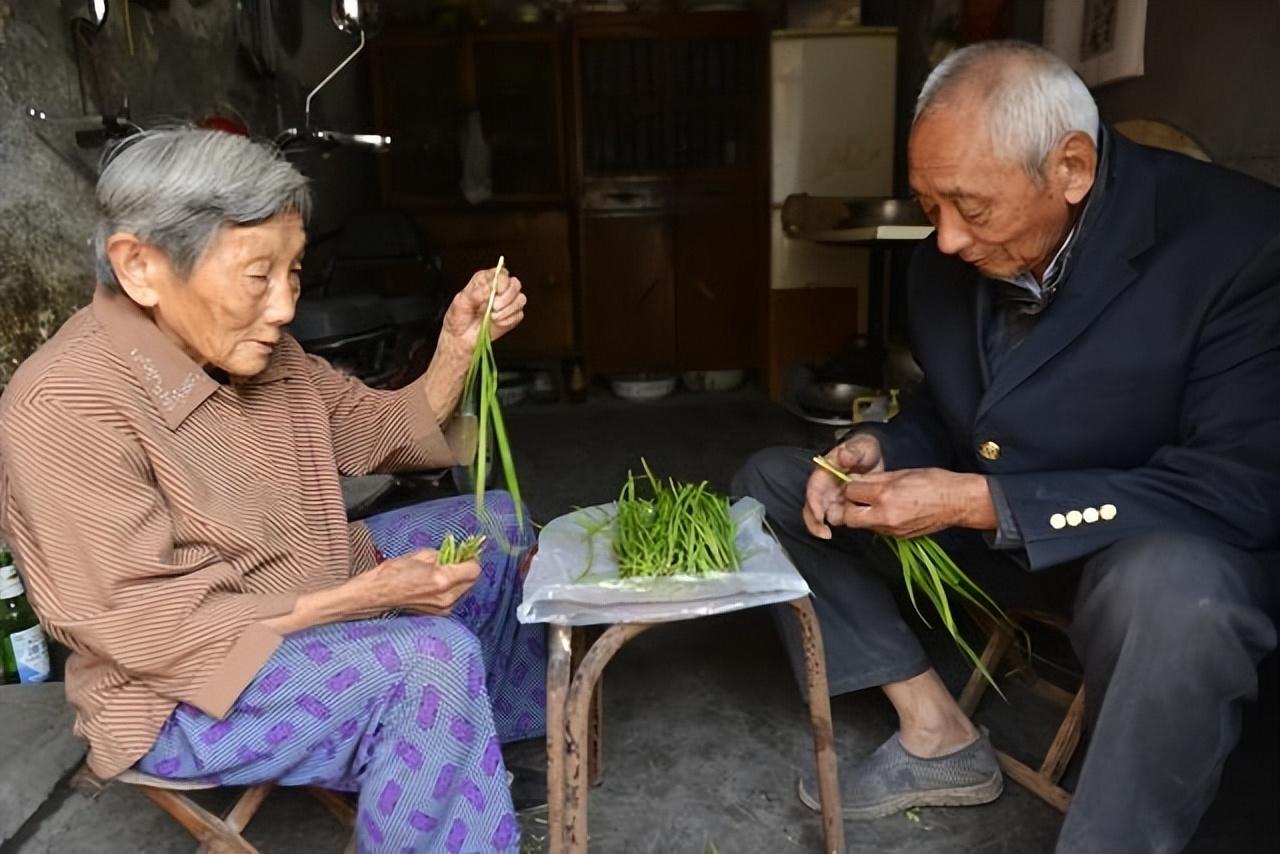 Cụ bà 90 tuổi tiết kiệm được 40 triệu đồng, nghĩ không sống được lâu liền chia tiền cho 6 người con: Thấy phản ứng này, bà bật khóc- Ảnh 2. Cụ bà 90 tuổi tiết kiệm được 40 triệu đồng, nghĩ không sống được lâu liền chia tiền cho 6 người con: Thấy phản ứng này, bà bật khóc- Ảnh 2.
