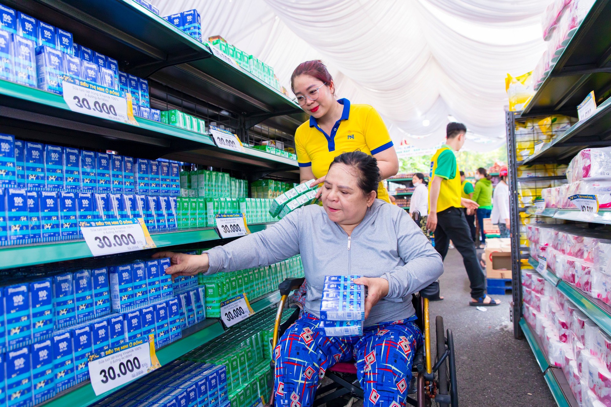 PNJ chung tay cùng dự án "Nối vòng tay ấm" tiếp sức trẻ em quay lại trường hậu bão Yagi- Ảnh 2. PNJ chung tay cùng dự án "Nối vòng tay ấm" tiếp sức trẻ em quay lại trường hậu bão Yagi- Ảnh 2.