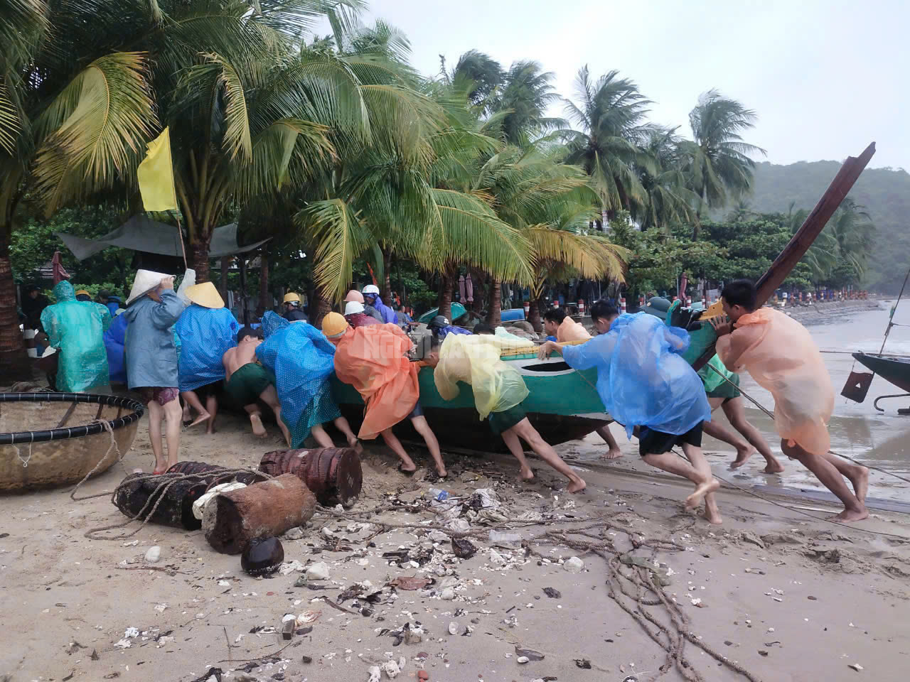 Áp thấp nhiệt đới sắp thành bão số 4: Miền Trung mưa trắng trời, nhà dân tốc mái do dông lốc- Ảnh 12. Áp thấp nhiệt đới sắp thành bão số 4: Miền Trung mưa trắng trời, nhà dân tốc mái do dông lốc- Ảnh 12.