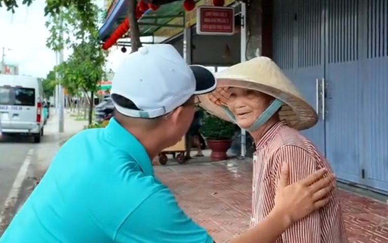 Xúc động hình ảnh cụ bà nhặt ve chai, cụ ông 93 tuổi phải chống gậy vẫn tự tay mang đồ đến ủng hộ bà con vùng lũ- Ảnh 1.