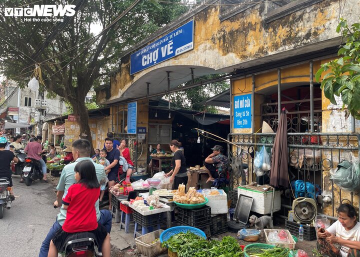 Hậu bão Yagi, hàng hóa thiết yếu giá ‘loạn cào cào’, bà nội trợ xót xa- Ảnh 1.