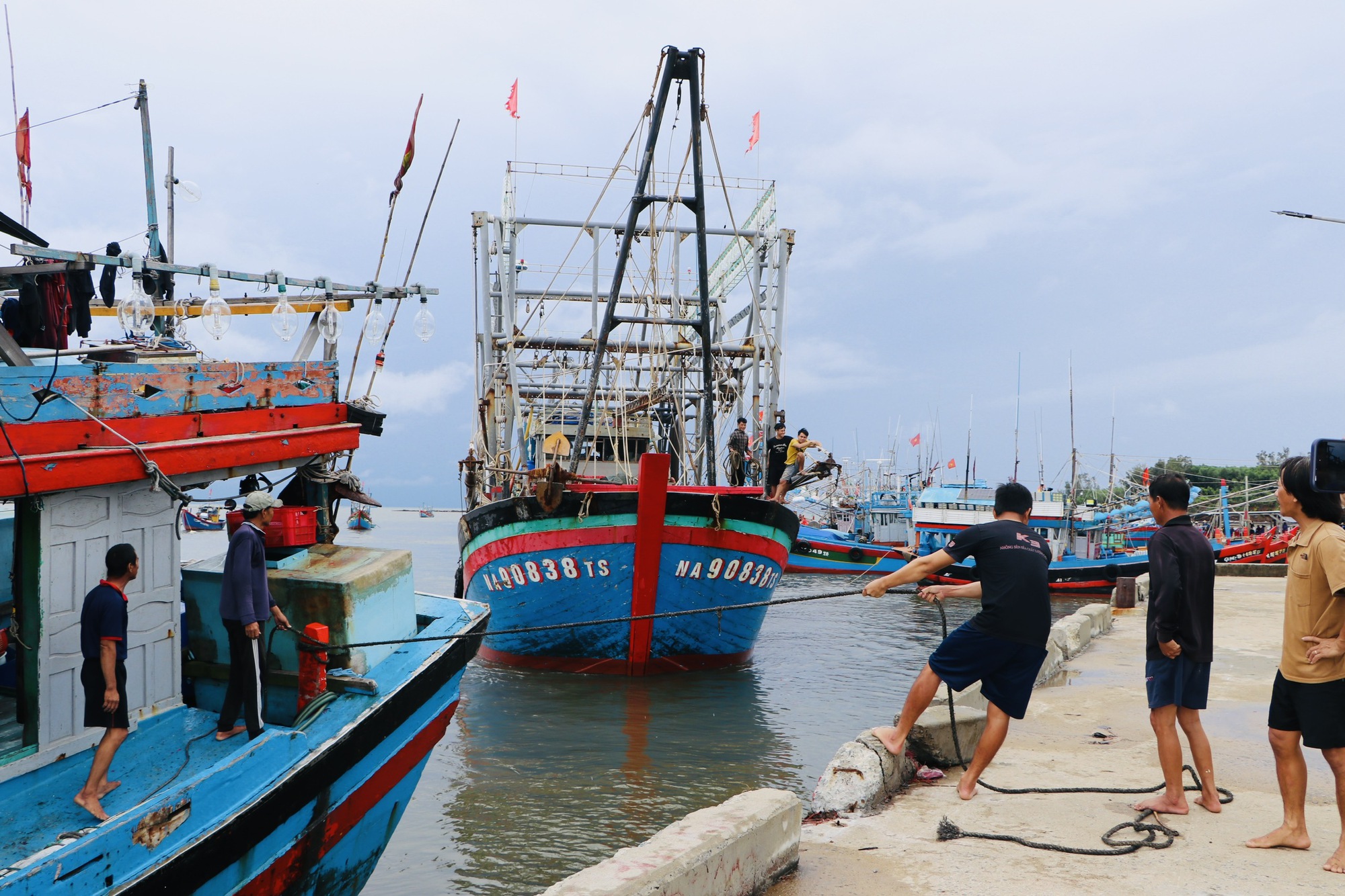 Áp thấp nhiệt đới sắp thành bão số 4: Miền Trung mưa trắng trời, nhà dân tốc mái do dông lốc- Ảnh 3. Áp thấp nhiệt đới sắp thành bão số 4: Miền Trung mưa trắng trời, nhà dân tốc mái do dông lốc- Ảnh 3.