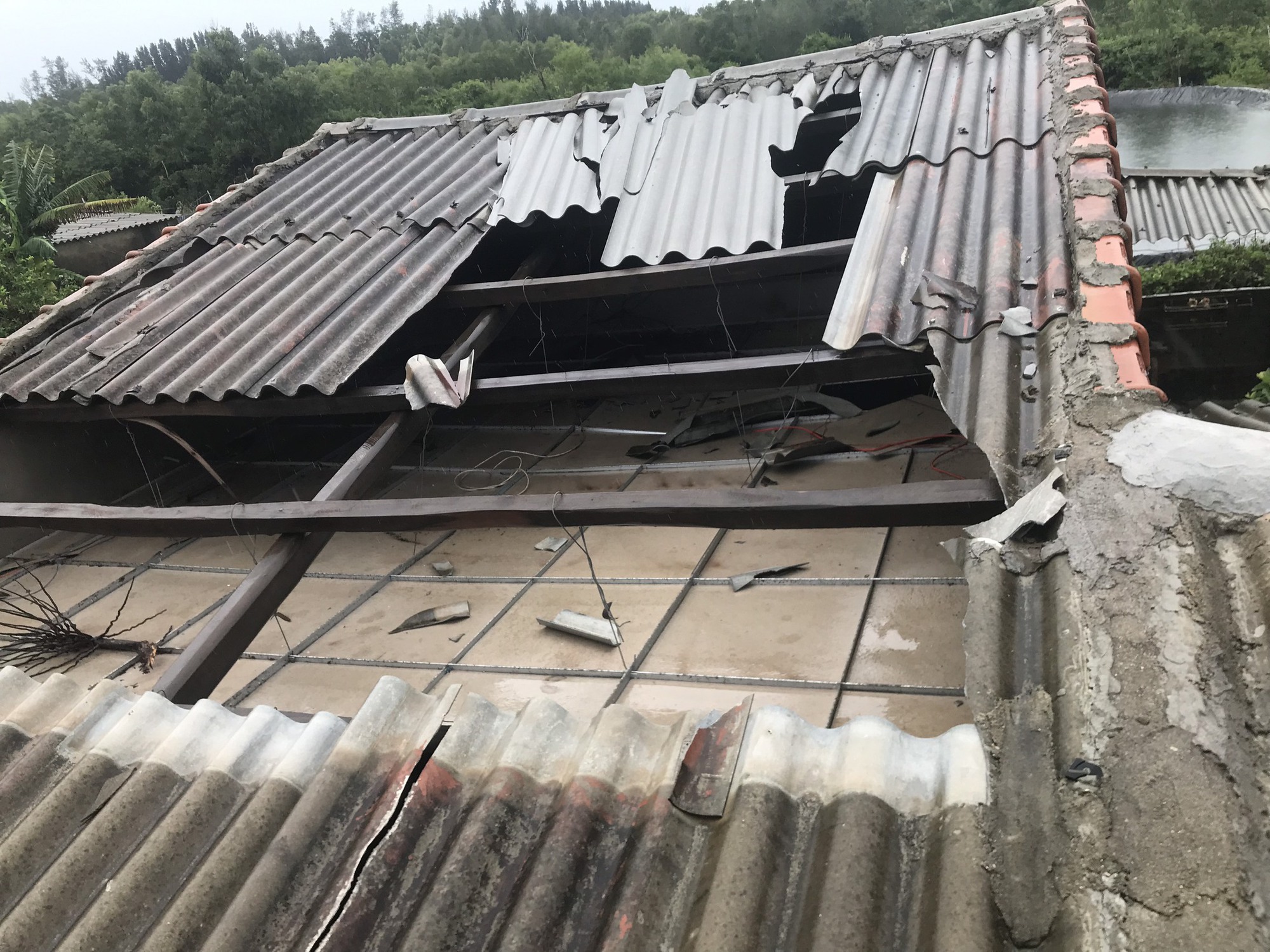 Áp thấp nhiệt đới sắp thành bão số 4: Miền Trung mưa trắng trời, nhà dân tốc mái do dông lốc- Ảnh 2. Áp thấp nhiệt đới sắp thành bão số 4: Miền Trung mưa trắng trời, nhà dân tốc mái do dông lốc- Ảnh 2.