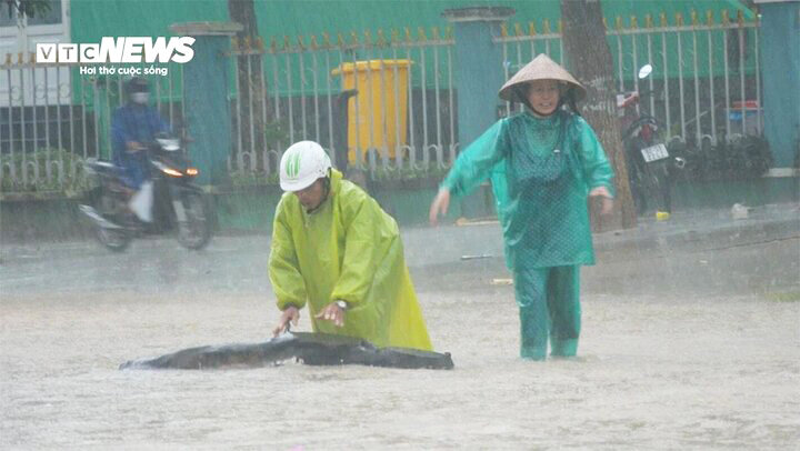 Đợt mưa trắng trời ở miền Trung khi nào giảm?- Ảnh 1.