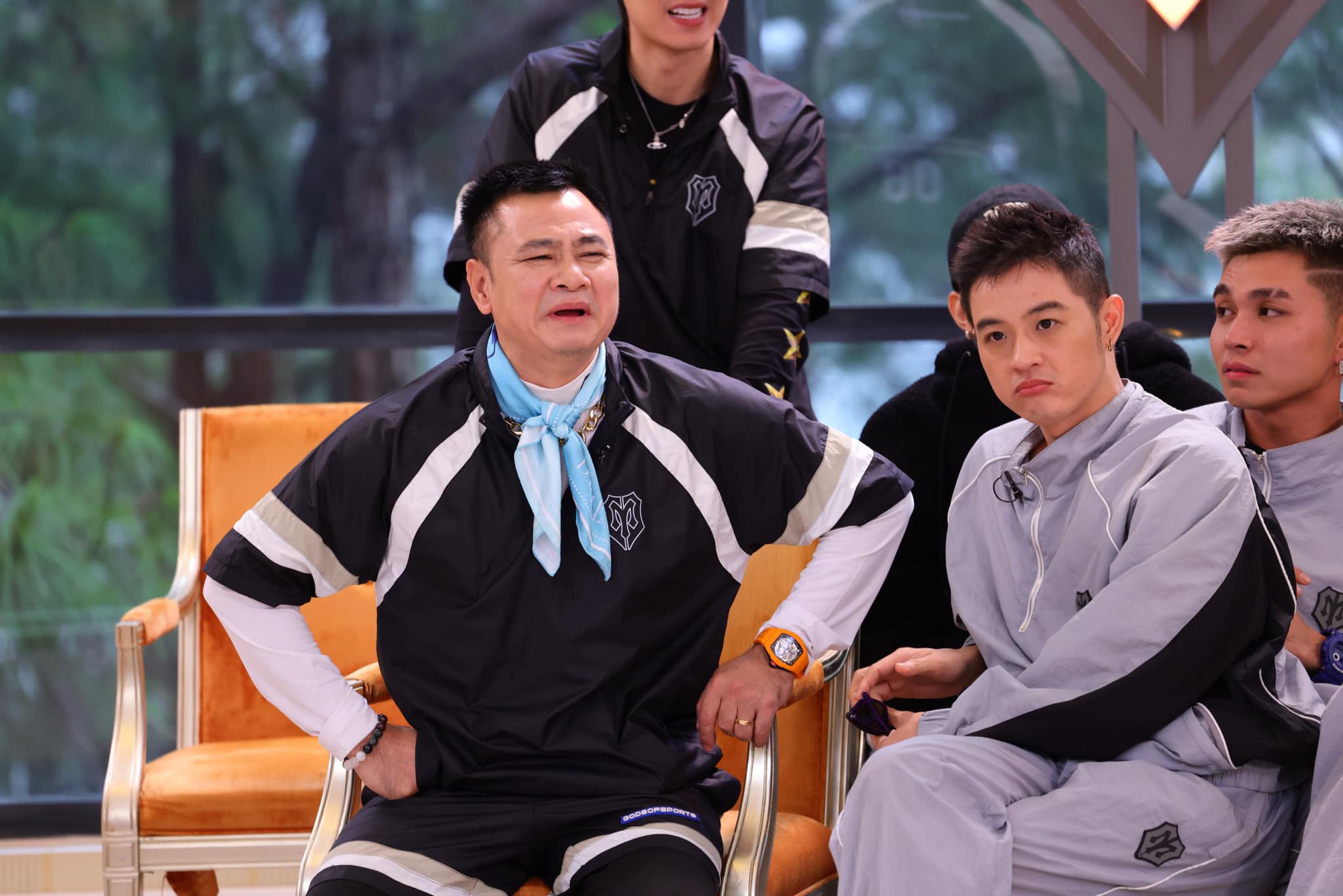 Từ bức xúc của NSND Tự Long: Giới hạn nào cho những "mỏ hỗn" núp bóng yêu - ghét trên mạng?- Ảnh 1. Từ bức xúc của NSND Tự Long: Giới hạn nào cho những "mỏ hỗn" núp bóng yêu - ghét trên mạng?- Ảnh 1.