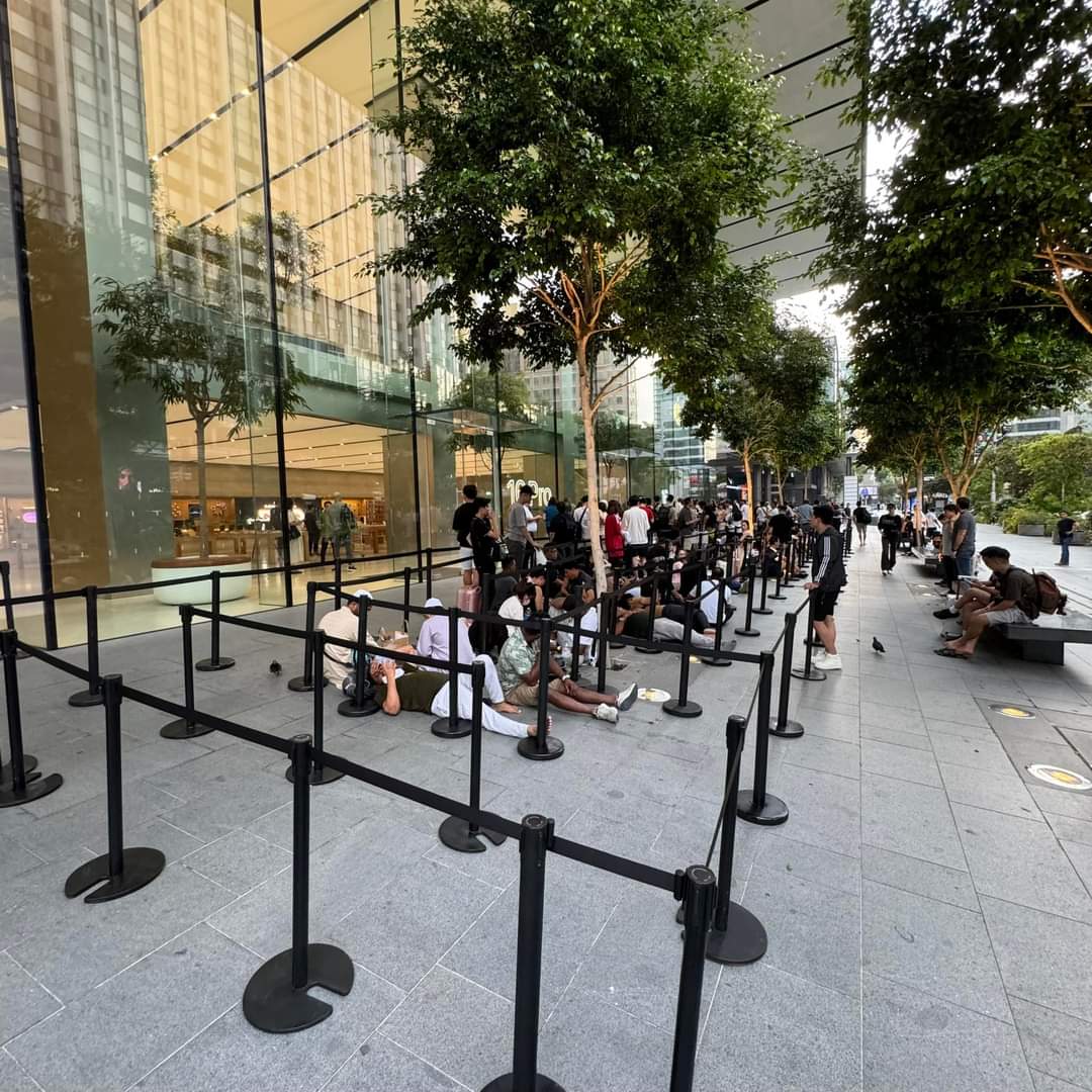 Apple Store Singapore hẩm hiu ngày mở bán, iPhone 16 hết hot hay vì màu hot không còn?- Ảnh 2.