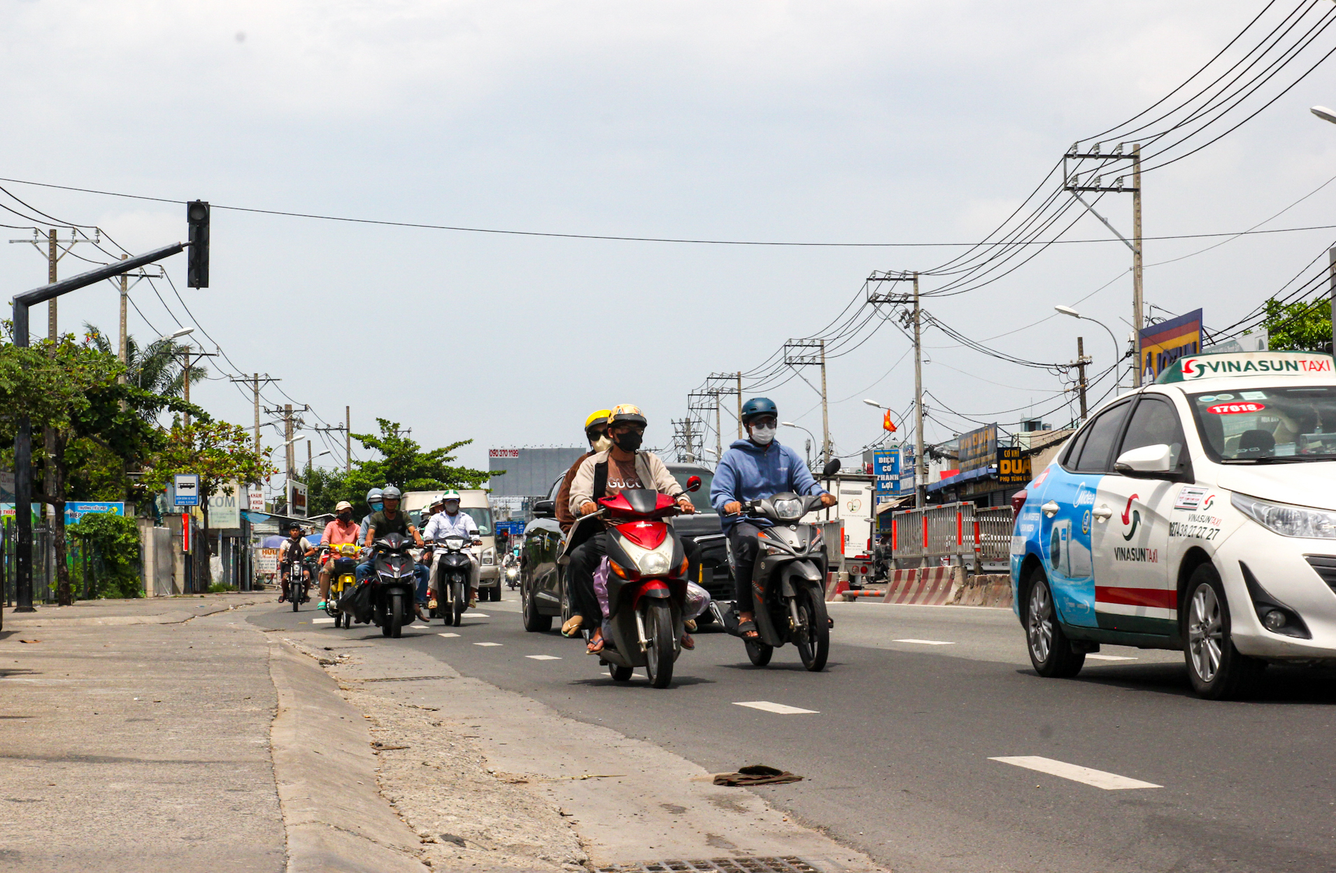 Cảnh đối lập trên con đường huyết mạch nối Thành phố Hồ Chí Minh và Bình Dương: Nơi là đại lộ 8 làn xe, nơi đang chuẩn bị 14.000 tỷ để mở rộng- Ảnh 7.