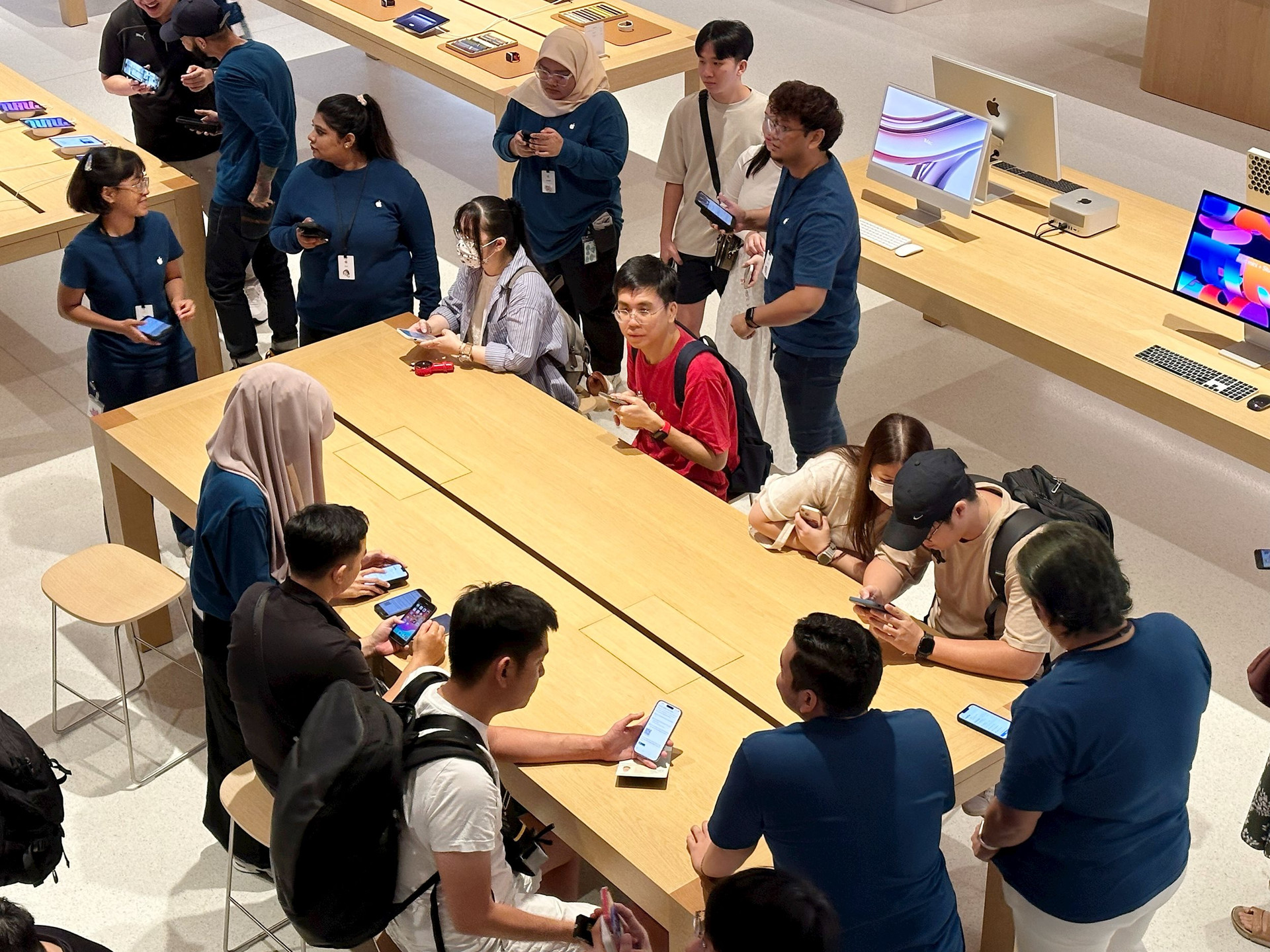 Ngày đầu mở bán iPhone 16 ở Malaysia: Khách Việt áp đảo, có người xách valy từ sân bay đến thẳng Apple Store- Ảnh 6.