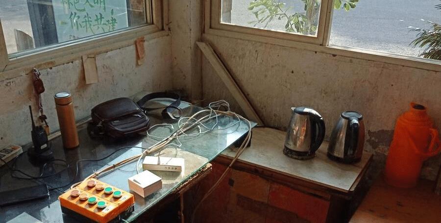 Nghỉ hưu, tôi về làm bảo vệ ở công ty con trai, được trả 5 triệu đồng/ tháng nhưng phải chấp thuận một yêu cầu: Ai nghe xong cũng phẫn nộ- Ảnh 2. Nghỉ hưu, tôi về làm bảo vệ ở công ty con trai, được trả 5 triệu đồng/ tháng nhưng phải chấp thuận một yêu cầu: Ai nghe xong cũng phẫn nộ- Ảnh 2.