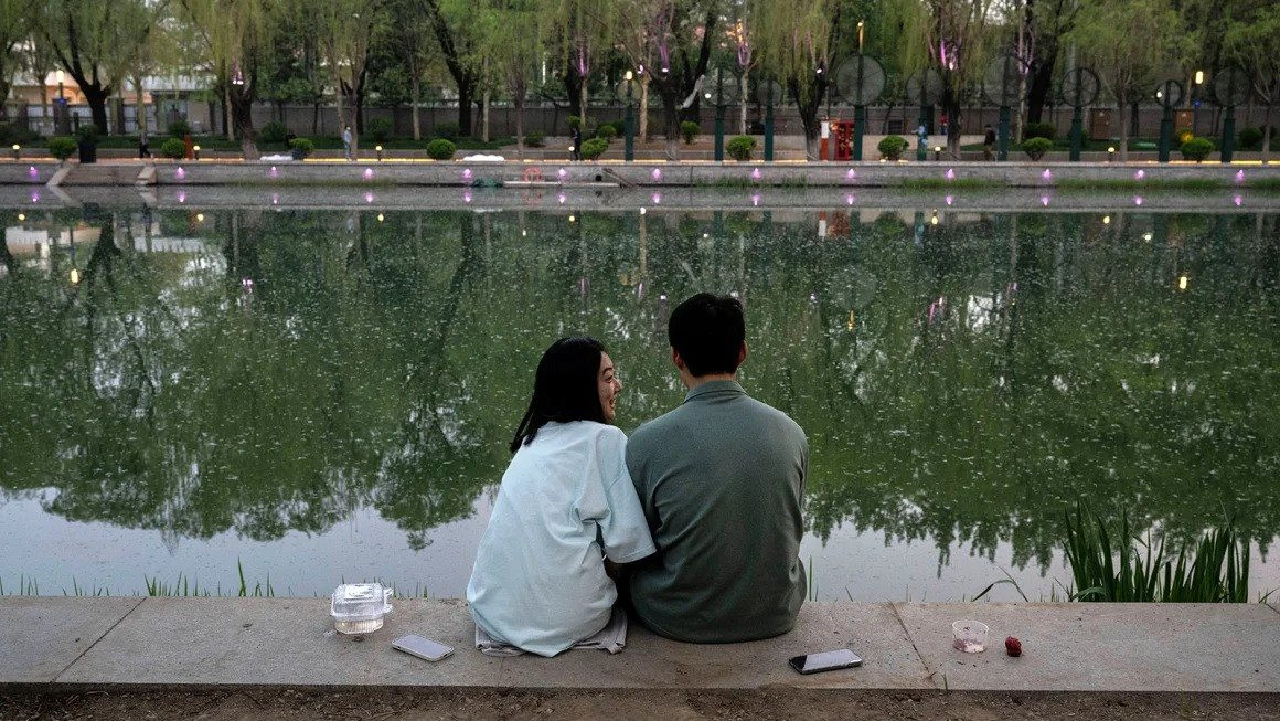 Trào lưu kinh doanh mới rộ lên ở Trung Quốc: Chụp ảnh cho các cặp đôi ly hôn, 1 lần tiêu hủy ảnh cưới, kỷ vật có thể kiếm ngay tiền triệu- Ảnh 1. Trào lưu kinh doanh mới rộ lên ở Trung Quốc: Chụp ảnh cho các cặp đôi ly hôn, 1 lần tiêu hủy ảnh cưới, kỷ vật có thể kiếm ngay tiền triệu- Ảnh 1.