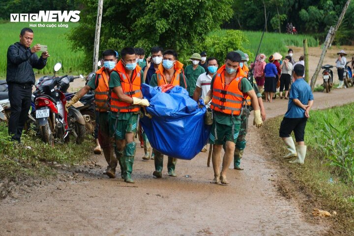 Sạt lở kinh hoàng ở Làng Nủ: Tìm thấy thi thể bé trai 1 tuổi- Ảnh 1.