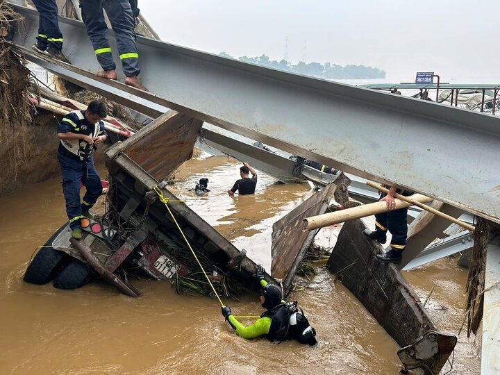 Chi hơn 9 tỷ đồng trục vớt xác cầu Phong Châu và phương tiện rơi xuống sông- Ảnh 1.