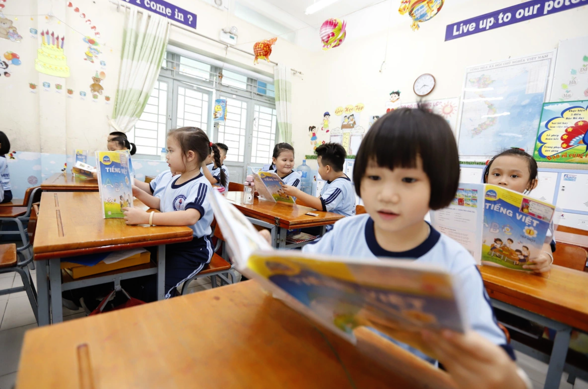 Vừa vào lớp 1, nhiều trẻ ‘vắt chân lên cổ’ học 9-10 tiếng/ngày- Ảnh 2.