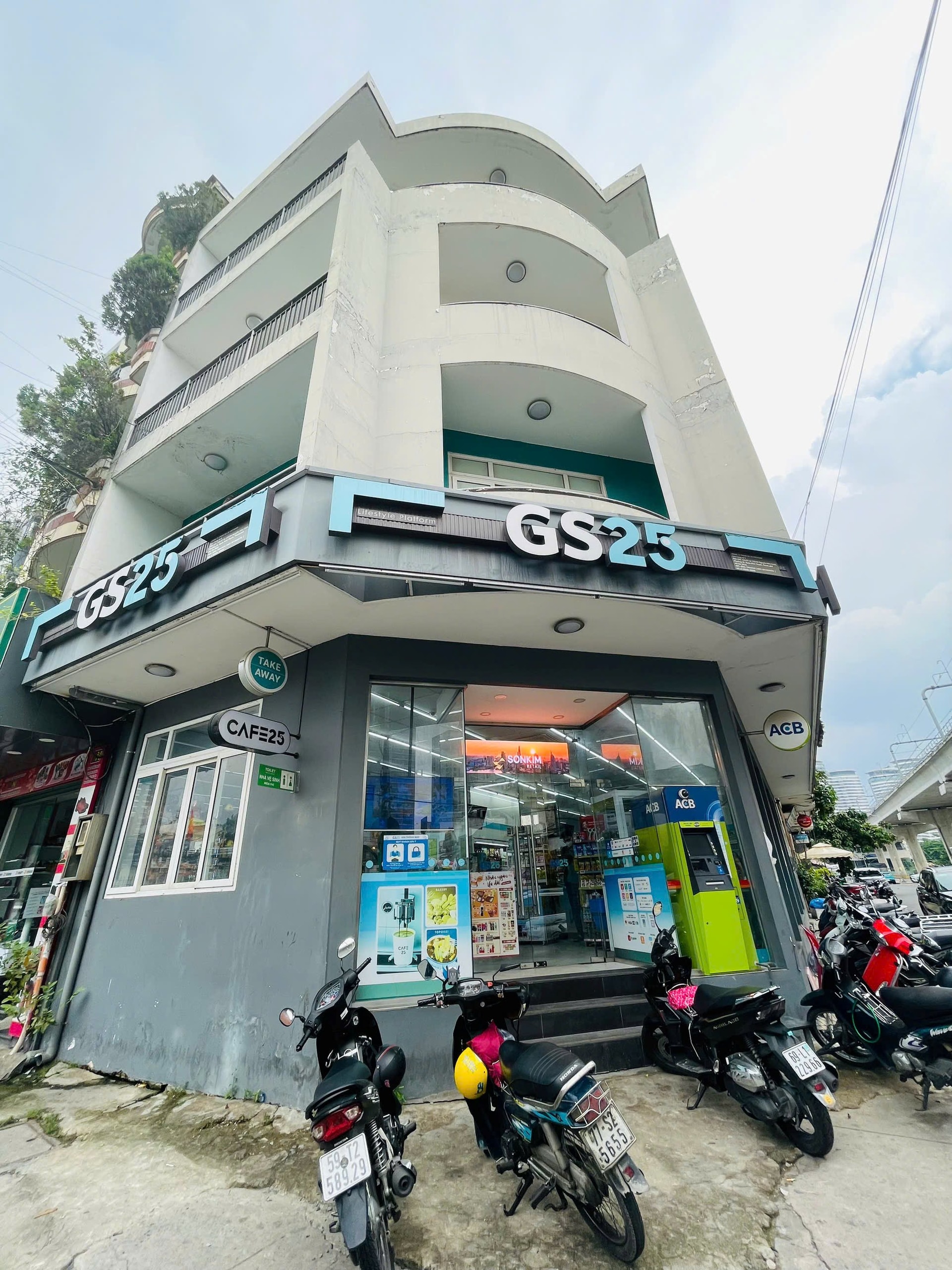 GS25 học Circle K nhưng chơi lớn chưa từng có: Xây cửa hàng quy mô 400m2, có 20 bàn ăn kèm lò vi sóng, "đông kín" sinh viên đến đọc sách- Ảnh 8.