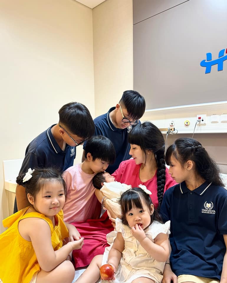 Hot mom Vbiz nêu quan điểm: "Không mang con ra trước truyền thông để làm công cụ kiếm tiền nghiêm túc cho bố mẹ"- Ảnh 1. Hot mom Vbiz nêu quan điểm: "Không mang con ra trước truyền thông để làm công cụ kiếm tiền nghiêm túc cho bố mẹ"- Ảnh 1.