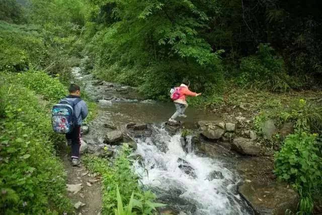 Đi họp lớp cấp 3, nam sinh nhà nghèo ngày xưa phải gom đồ ăn thừa, tối đến về nhà nhận tin nhắn bất ngờ từ lớp trưởng mà sững sờ- Ảnh 1. Đi họp lớp cấp 3, nam sinh nhà nghèo ngày xưa phải gom đồ ăn thừa, tối đến về nhà nhận tin nhắn bất ngờ từ lớp trưởng mà sững sờ- Ảnh 1.