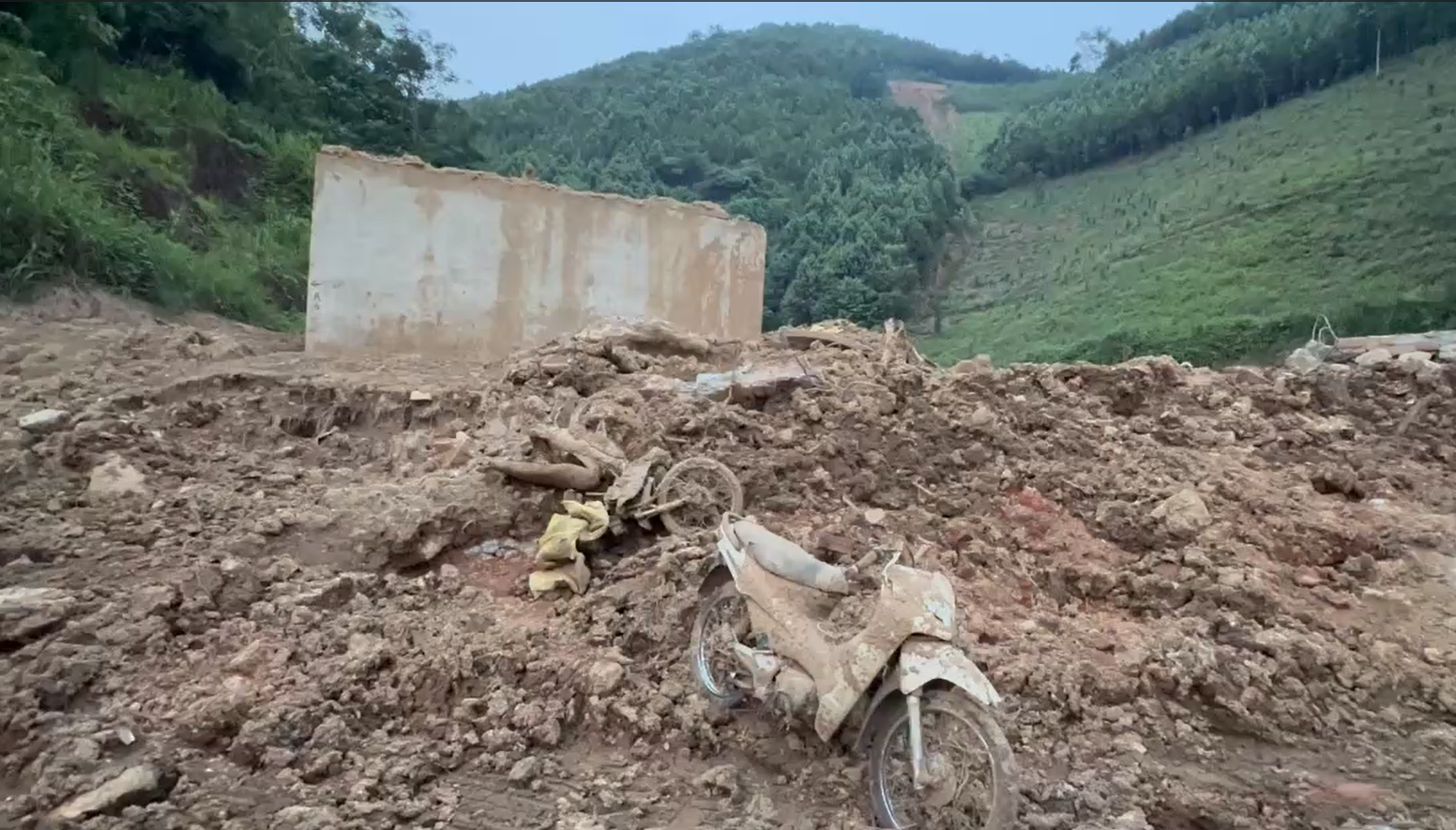 Người đàn ông mất cả gia đình em trai trong trận sạt lở ở Si Ma Cai: Nghe tiếng kêu cứu mà bất lực- Ảnh 11.