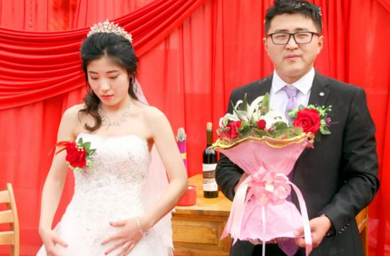 20 đồng đội cũ “tay không” đến dự đám cưới của con trai, khi biết sự thật người đàn ông bật khóc- Ảnh 1. 20 đồng đội cũ “tay không” đến dự đám cưới của con trai, khi biết sự thật người đàn ông bật khóc- Ảnh 1.
