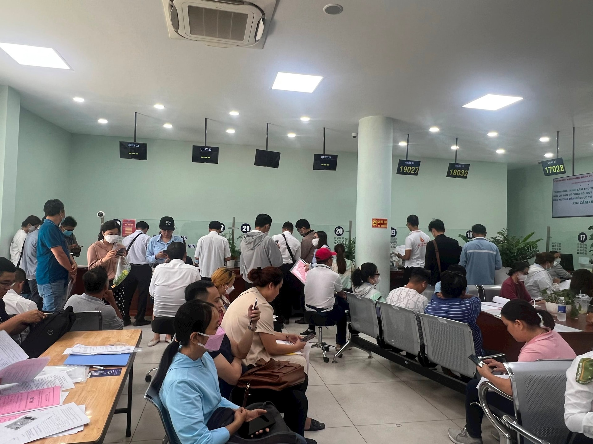 Bảng giá đất Tp.HCM ban hành giữa tháng 10, người dân đổ xô đi làm hồ sơ để được hưởng thuế theo quy định hiện hành- Ảnh 2.