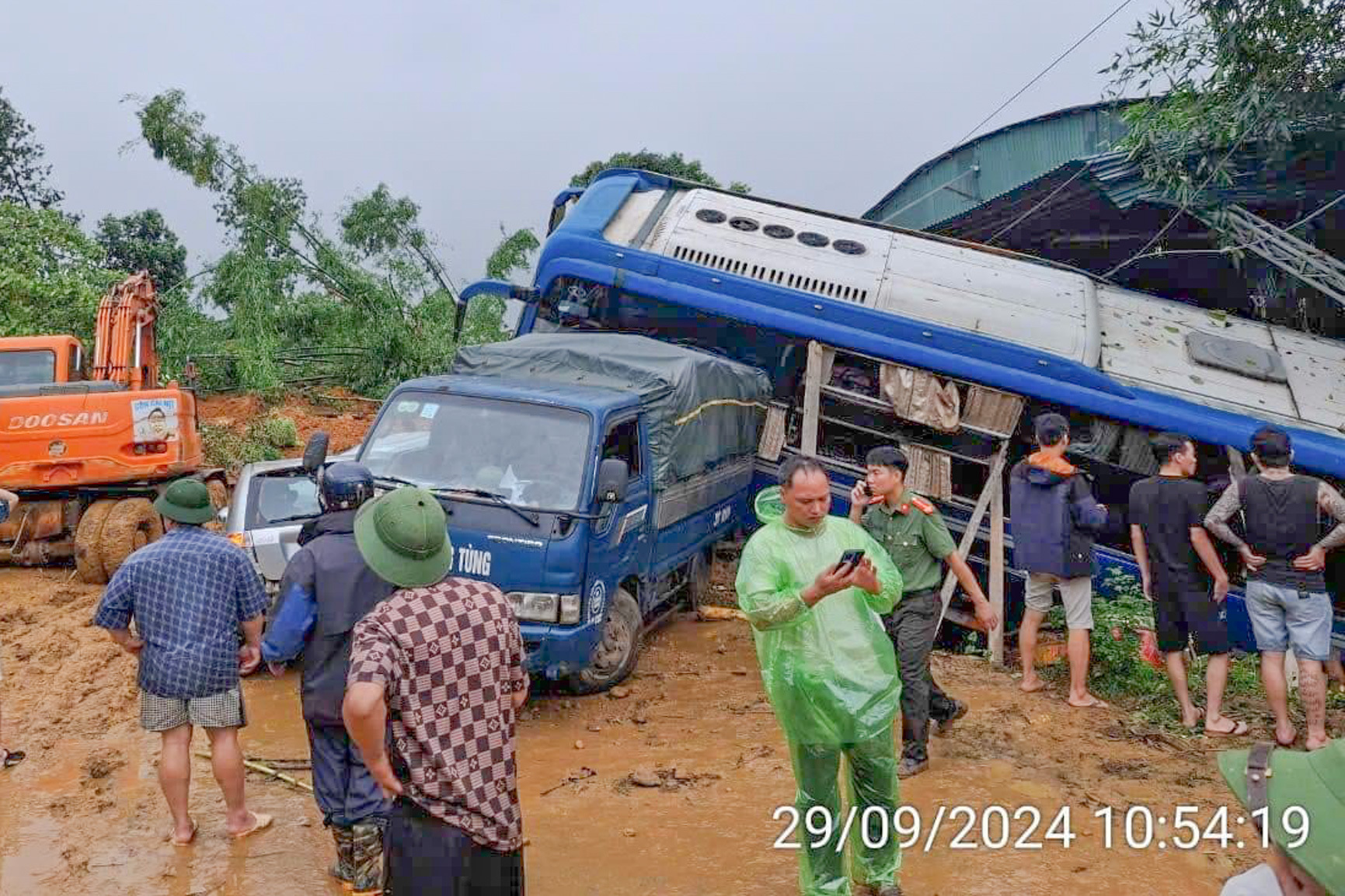 Sạt lở, lũ quét vùi lấp nhiều nhà và xe ở Hà Giang, một người chết- Ảnh 1.