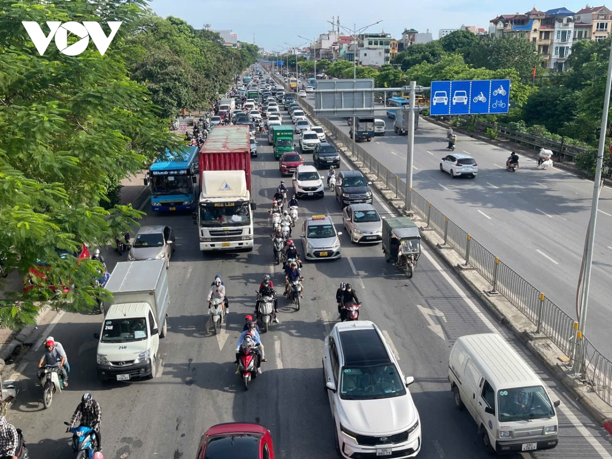 Người dân đổ về Hà Nội sau kỳ nghỉ lễ 2/9, giao thông ùn tắc cục bộ- Ảnh 12.