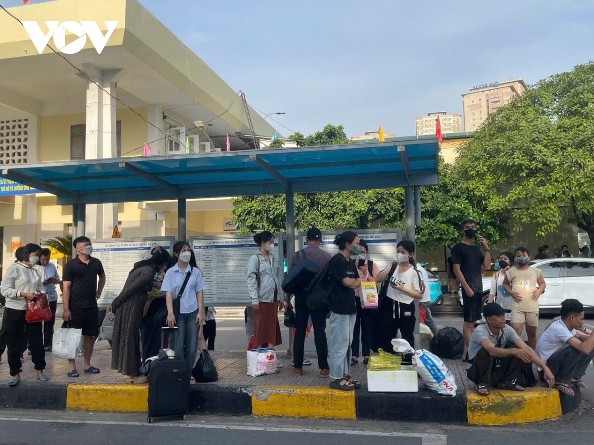 Người dân đổ về Hà Nội sau kỳ nghỉ lễ 2/9, giao thông ùn tắc cục bộ- Ảnh 9.