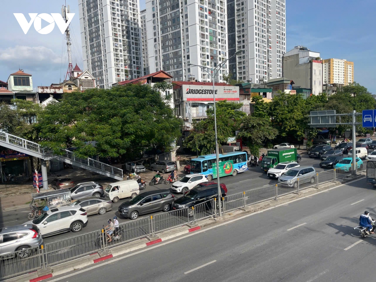 Người dân đổ về Hà Nội sau kỳ nghỉ lễ 2/9, giao thông ùn tắc cục bộ- Ảnh 15.