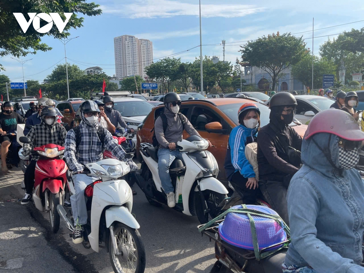 Người dân đổ về Hà Nội sau kỳ nghỉ lễ 2/9, giao thông ùn tắc cục bộ- Ảnh 16.