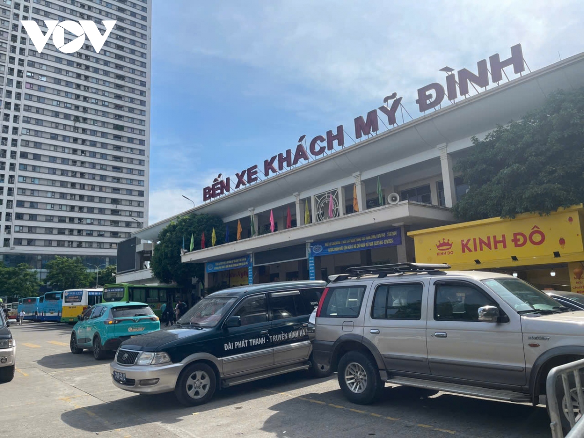 Người dân đổ về Hà Nội sau kỳ nghỉ lễ 2/9, giao thông ùn tắc cục bộ- Ảnh 1.