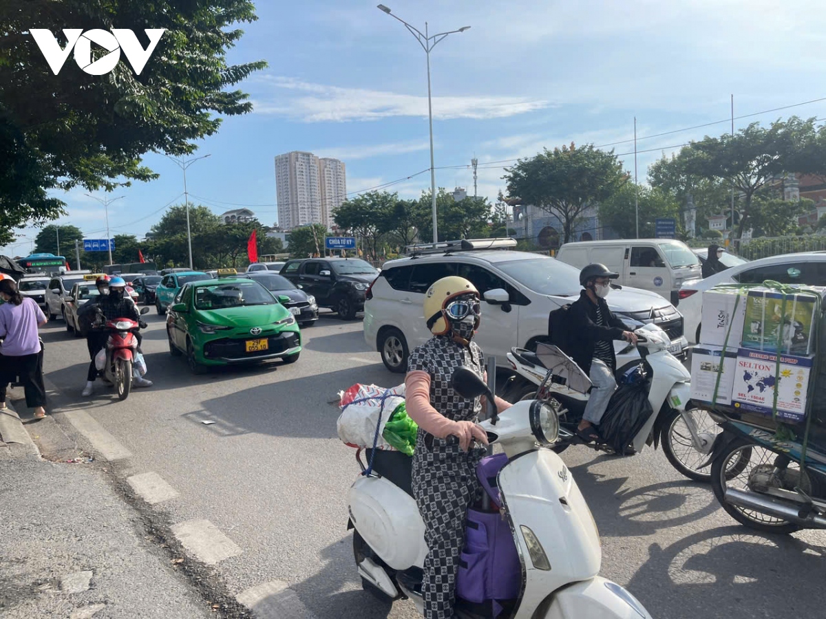 Người dân đổ về Hà Nội sau kỳ nghỉ lễ 2/9, giao thông ùn tắc cục bộ- Ảnh 18.