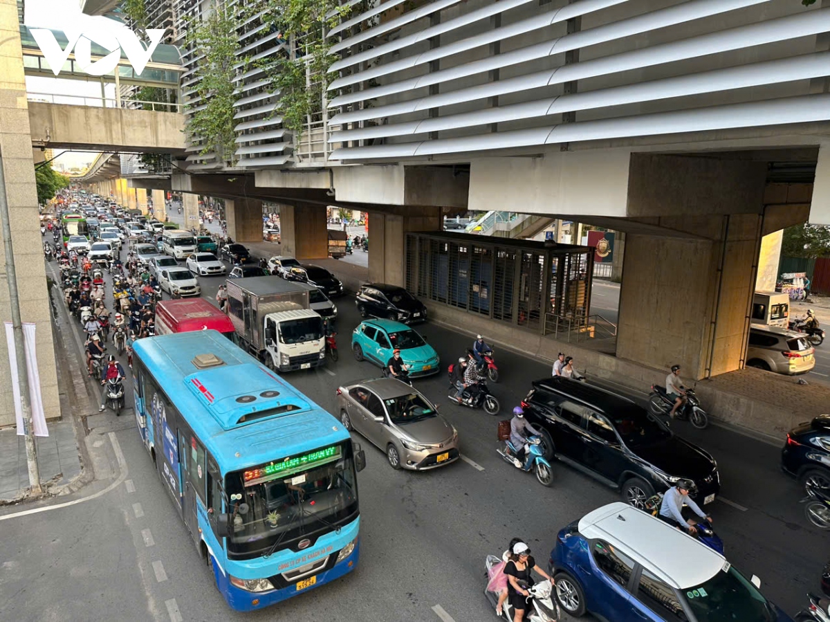 Người dân đổ về Hà Nội sau kỳ nghỉ lễ 2/9, giao thông ùn tắc cục bộ- Ảnh 19.