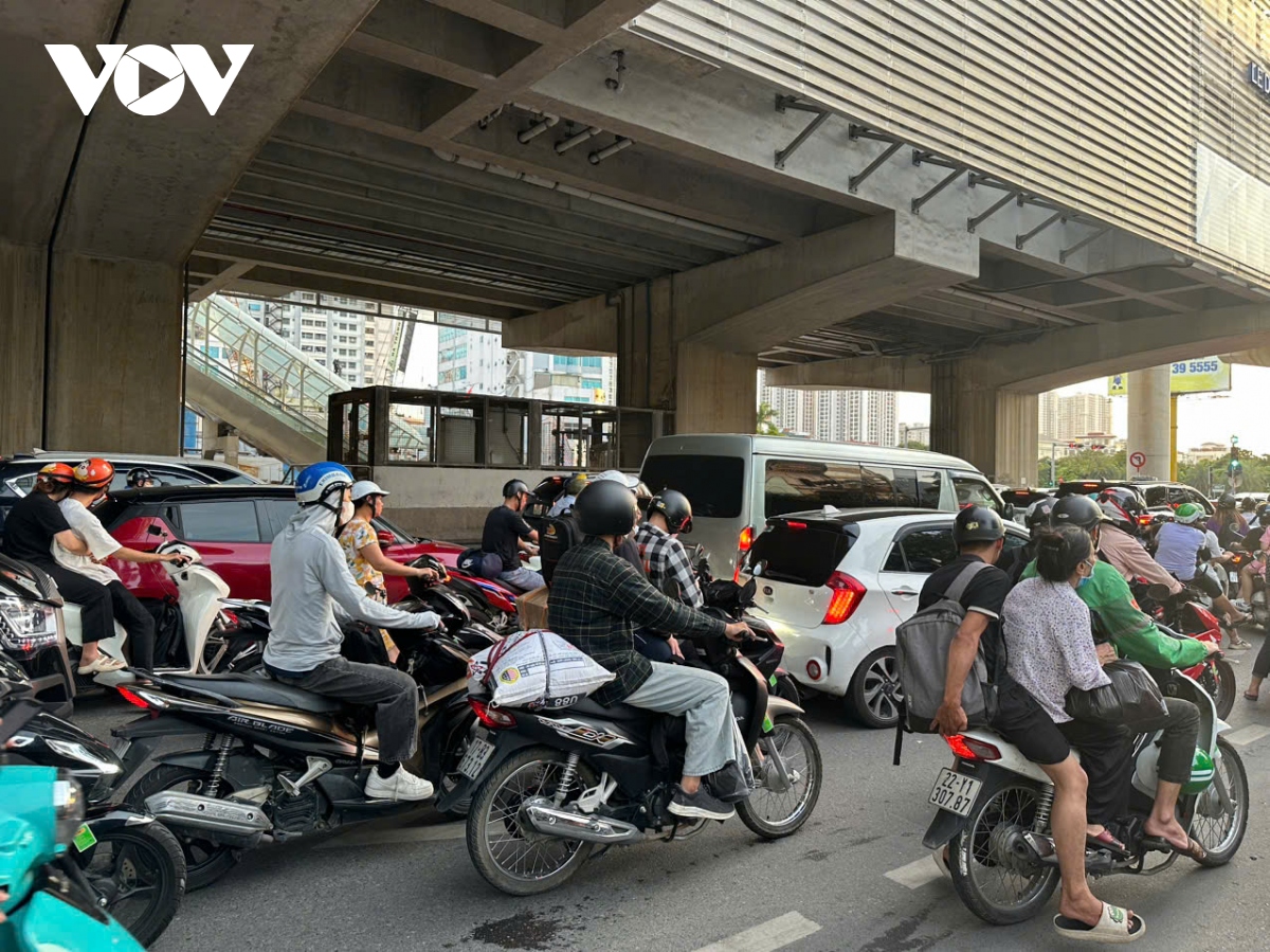 Người dân đổ về Hà Nội sau kỳ nghỉ lễ 2/9, giao thông ùn tắc cục bộ- Ảnh 21.