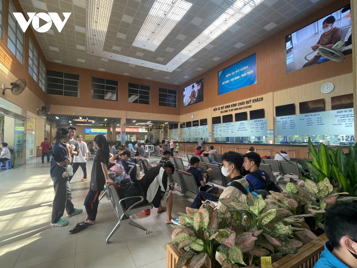 Người dân đổ về Hà Nội sau kỳ nghỉ lễ 2/9, giao thông ùn tắc cục bộ- Ảnh 2.