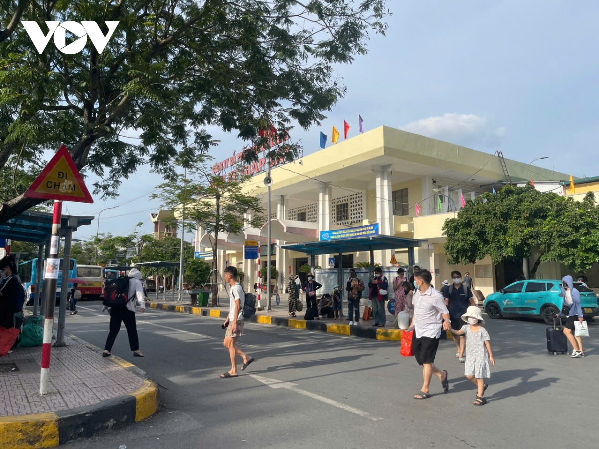 Người dân đổ về Hà Nội sau kỳ nghỉ lễ 2/9, giao thông ùn tắc cục bộ- Ảnh 4.