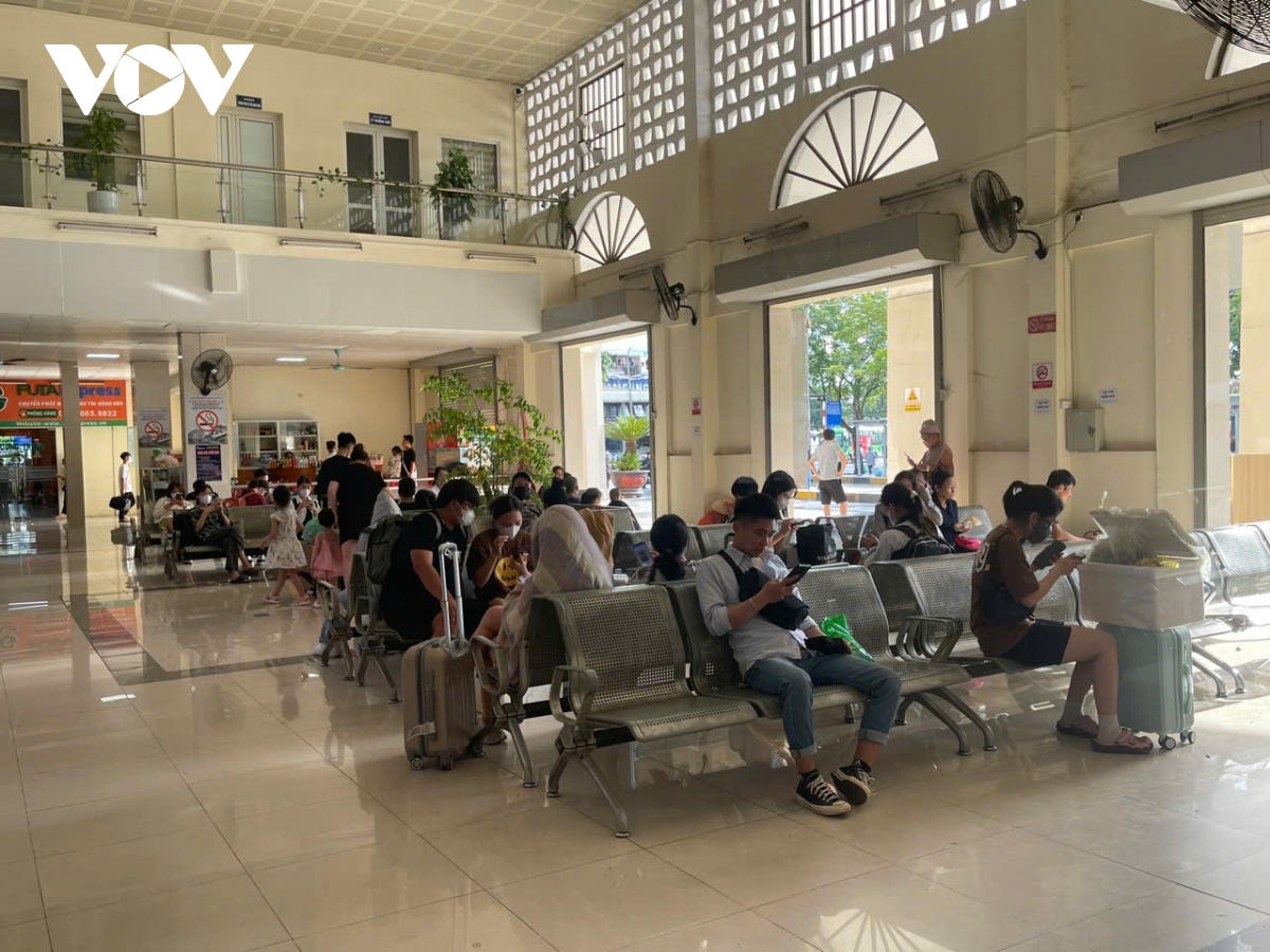 Người dân đổ về Hà Nội sau kỳ nghỉ lễ 2/9, giao thông ùn tắc cục bộ- Ảnh 5.