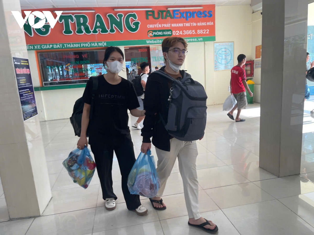 Người dân đổ về Hà Nội sau kỳ nghỉ lễ 2/9, giao thông ùn tắc cục bộ- Ảnh 7.