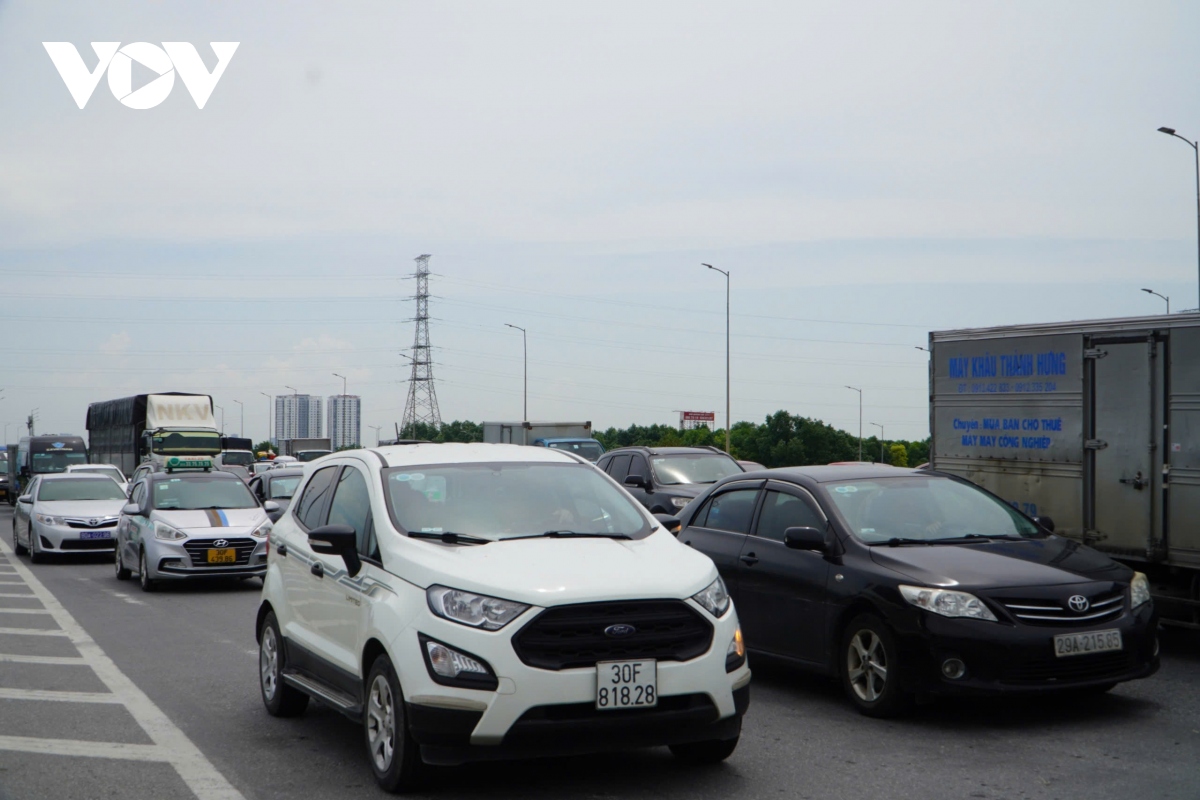 Người dân đổ về Hà Nội sau kỳ nghỉ lễ 2/9, giao thông ùn tắc cục bộ- Ảnh 10.