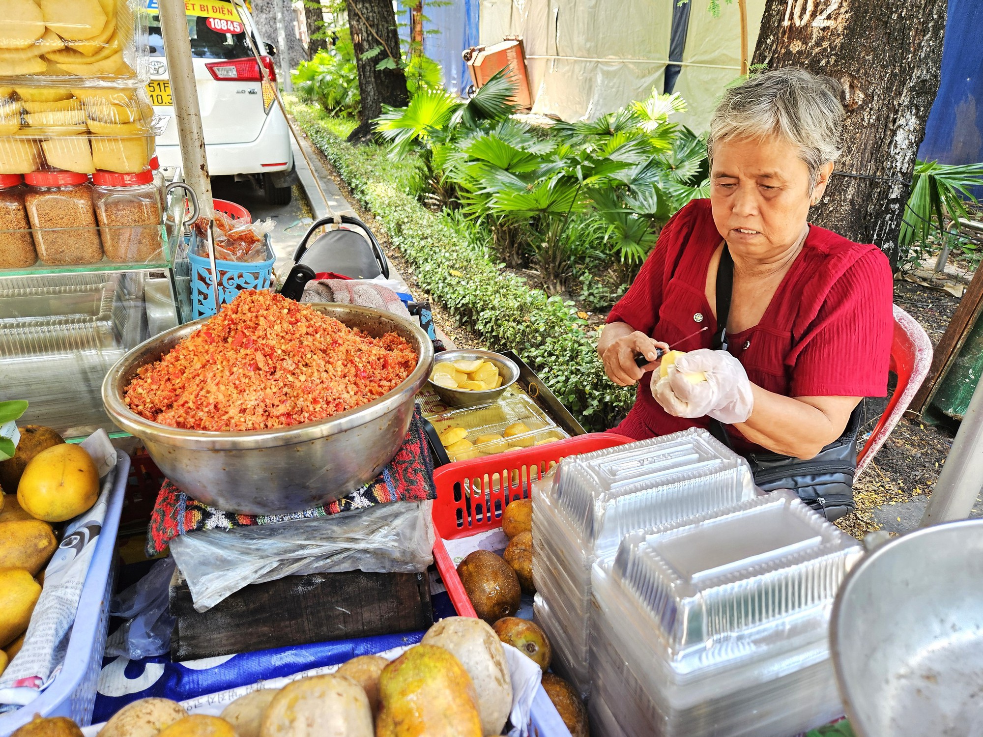 "Tiểu thư" bán cóc chín lề đường thu nhập đến 30 triệu/ tháng, giá mắc cỡ nào dân văn phòng cũng ráng mua bằng được- Ảnh 4.