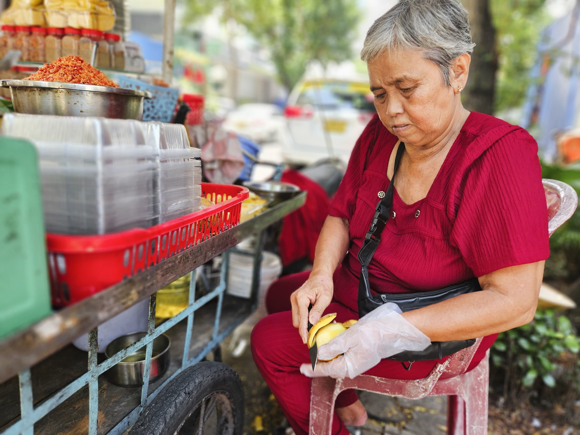 "Tiểu thư" bán cóc chín lề đường thu nhập đến 30 triệu/ tháng, giá mắc cỡ nào dân văn phòng cũng ráng mua bằng được- Ảnh 9.