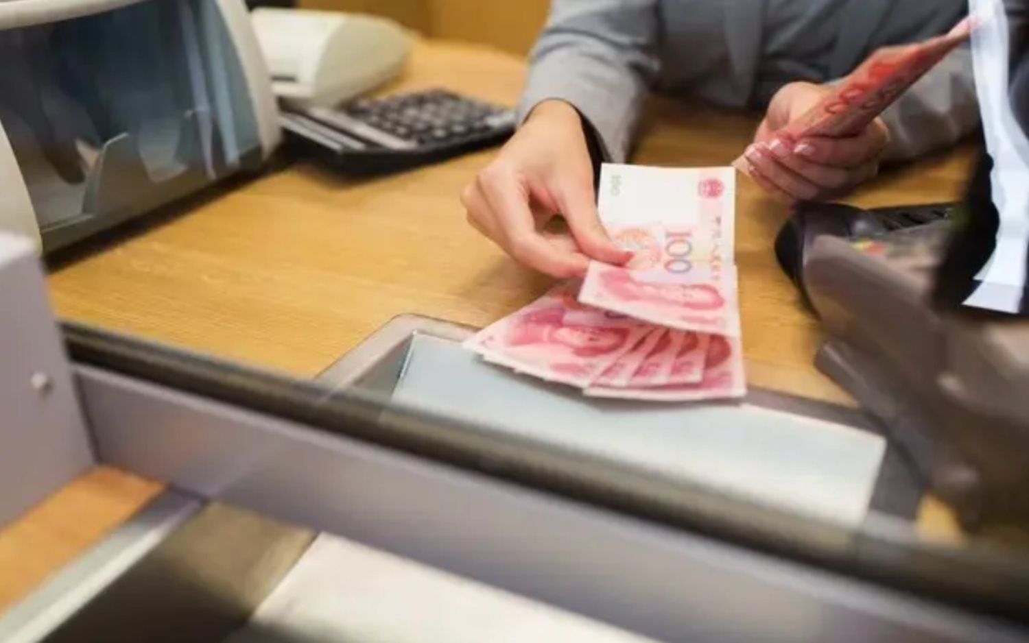 Gửi tiết kiệm 4 tỷ, 15 năm sau đi rút tiền, người phụ nữ sốc nặng vì tài khoản gần như 0 đồng: Danh tính kẻ cắp gây ngỡ ngàng- Ảnh 1. Gửi tiết kiệm 4 tỷ, 15 năm sau đi rút tiền, người phụ nữ sốc nặng vì tài khoản gần như 0 đồng: Danh tính kẻ cắp gây ngỡ ngàng- Ảnh 1.