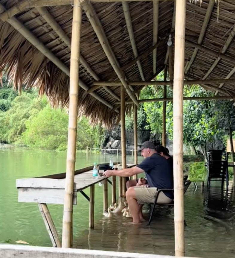 Du khách Tây thích thú với mô hình cà phê kiểu đồng quê Việt Nam, nhìn các "nhân viên đặc biệt" lại càng mê hơn- Ảnh 1.