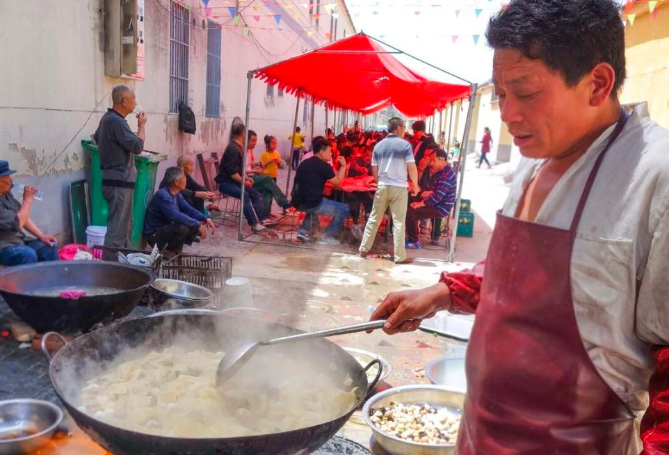 Tổ chức sinh nhật tại nhà, người đàn ông mời cả làng nhưng không ai đến dự, cảnh tượng trước mắt khiến tất cả chết sững- Ảnh 2.