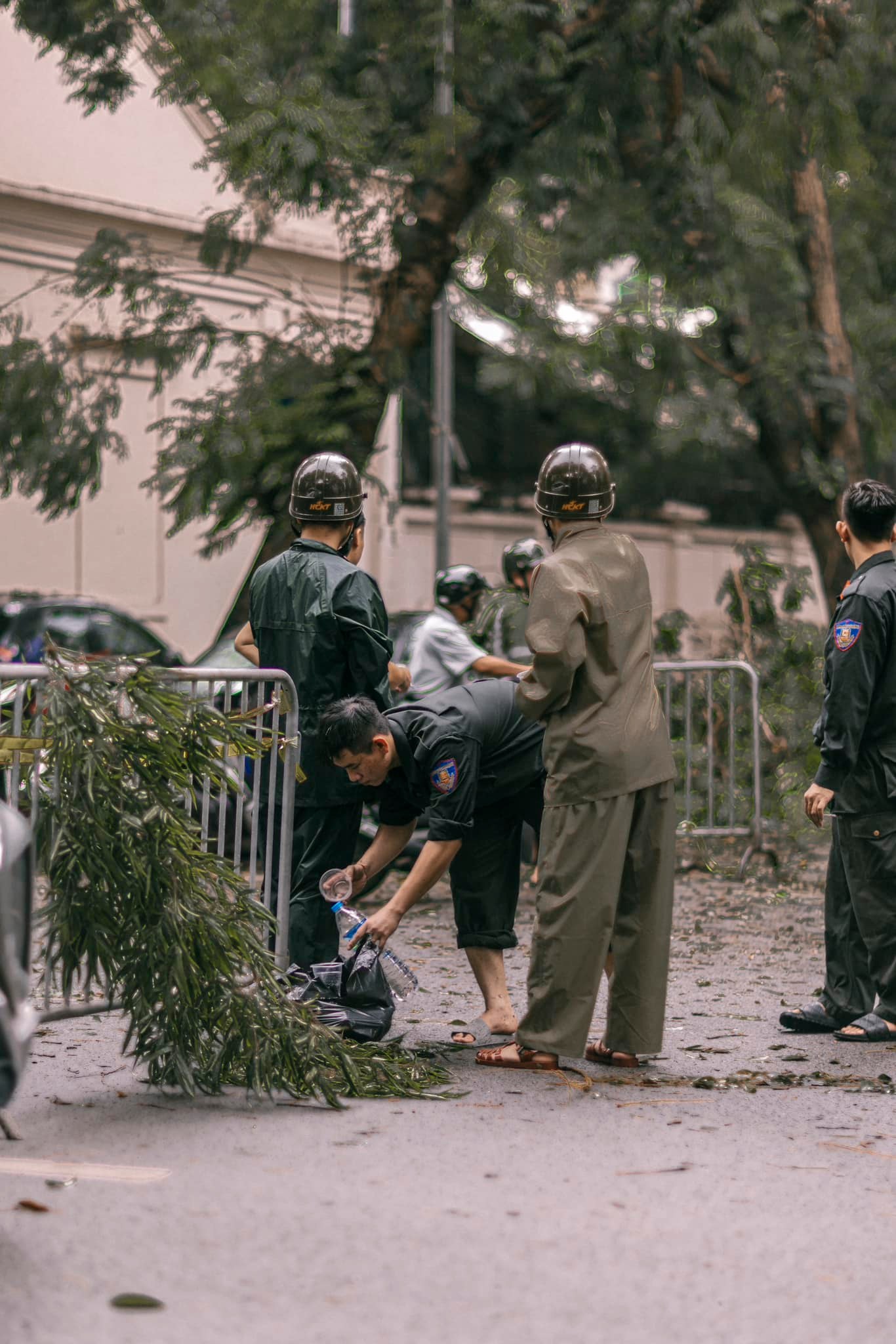 Khoảnh khắc nghỉ ngơi hiếm hoi đầy xúc động của những người thầm lặng “dọn dẹp” cho Hà Nội sau khi bão Yagi đi qua- Ảnh 9.