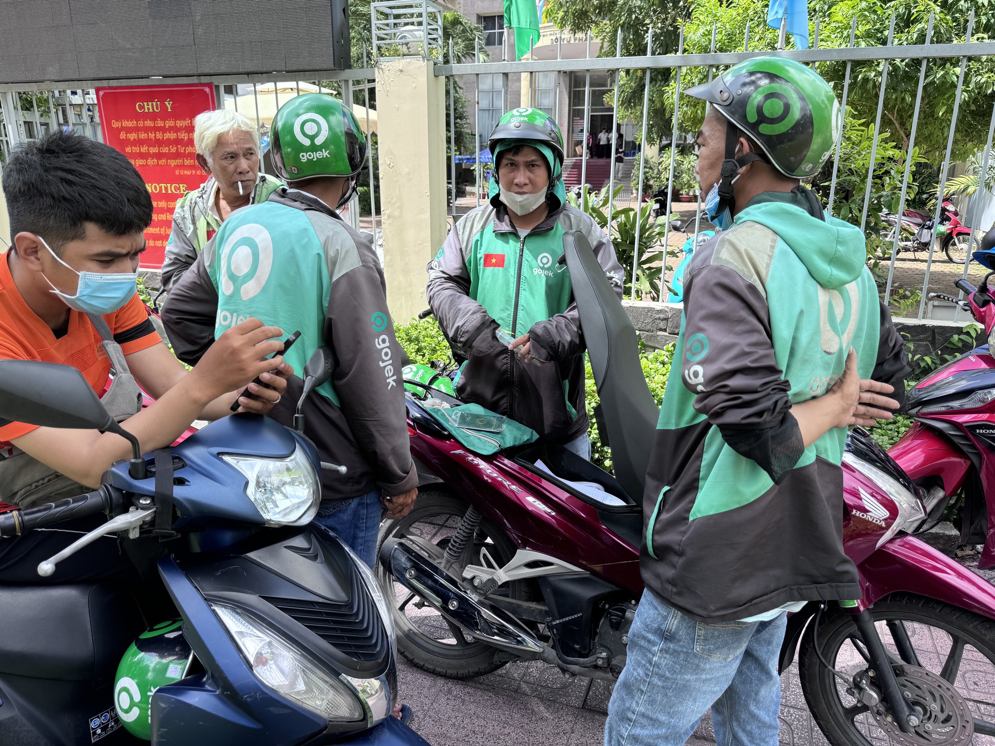 Tài xế Gojek đổ xô làm thủ tục để chuyển sang 3 hãng khác- Ảnh 1.