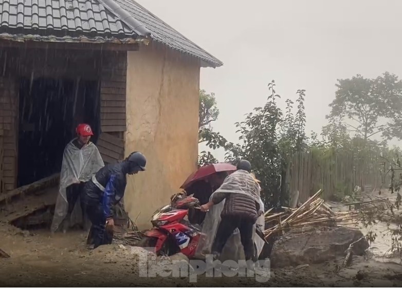 Sạt lở nghiêm trọng khiến 15 người thương vong, 4 người mất tích ở Lào Cai- Ảnh 9.