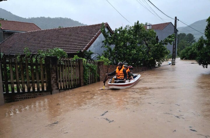 Lũ dâng cao sau bão Yagi, nhiều xã miền núi ở Bắc Giang ngập nặng- Ảnh 2.