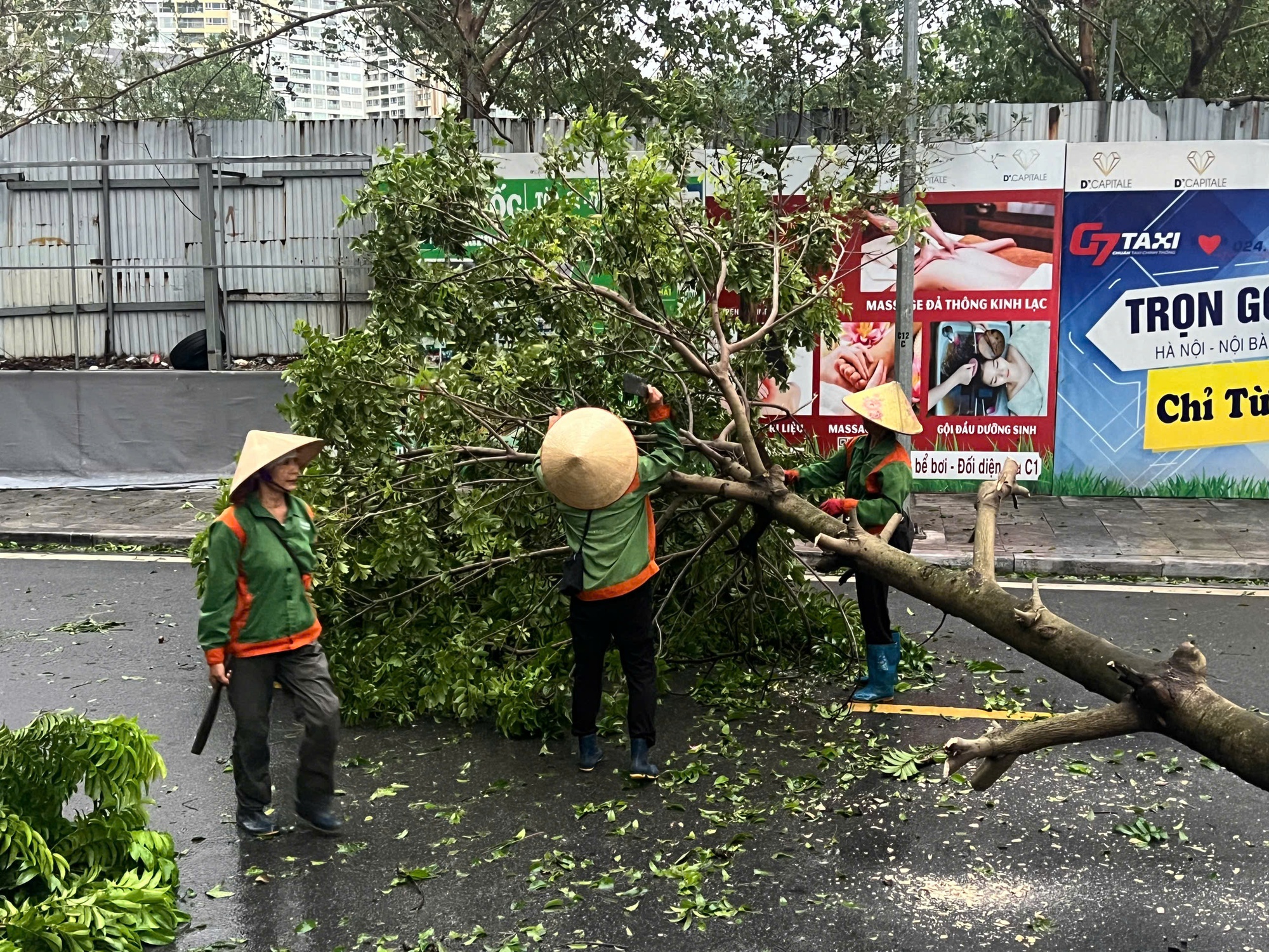 Đường phố Hà Nội tan hoang sau bão số 3- Ảnh 18.